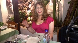 Having dinner with friends. Picture by Inês Botto. Used with permission of the author.